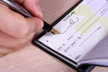 imagem de um cheque sendo preenchido, simbolizando o cheque especial
