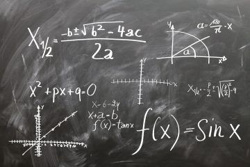 Quadro nergro com várias fórmulas matemáticas representando o cálculo de juros