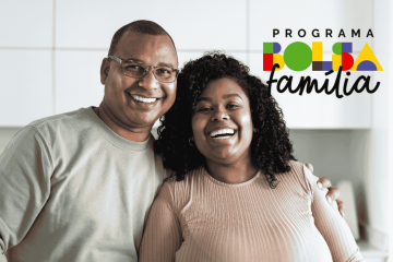 casal feliz para representar o agendamento do Bolsa Família