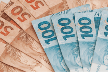 notas de real para representar diferenças entre empréstimo consignado público e privado