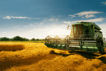 máquina no campo para representar o empréstimo com garantia de máquinas agrícolas