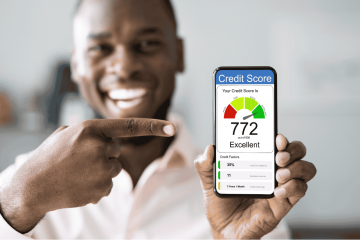 pontuação ideal no score exibido na tela do celular do homem que o segura