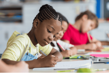 criança na escola para representar o crédito para despesas escolares